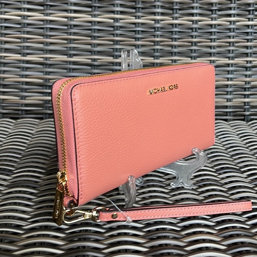 Michael Kors Jet Set Travel Large Travel CONTINENTAL 
Sherbert - Picture 12 of 16